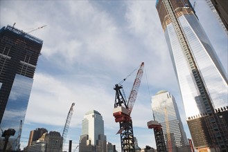 Usa, New York State, New York City, low angle view of skyscraper construction. Photo : fotog
