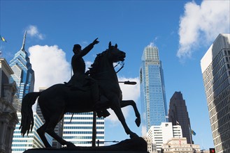 USA, Pennsylvania, Philadelphia, statue silhouette in front of skyscrapers. Photo : fotog