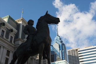 USA, Pennsylvania, Philadelphia, low angle view of statue in front of skyscrapers. Photo : fotog