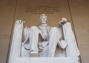 USA, Washington DC, low angle view of Lincoln memorial. Photo : fotog