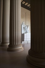 USA, Washington DC, Lincoln memorial between columns. Photo : fotog