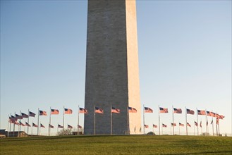 USA, Washington DC, washington monument surrounded by flags. Photo : fotog
