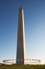 USA, Washington DC, washington monument surrounded by flags. Photo : fotog