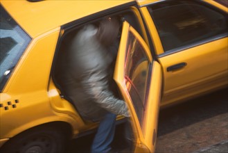 USA, New York state, New York city, man getting in to taxi. Photo : fotog