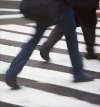 USA, New York state, New York city, low section of men crossing zebra crossing . Photo : fotog