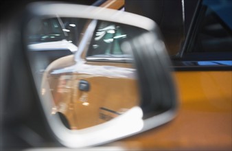 USA, New York state, New York city, close-up of taxi side-view mirror. Photo : fotog