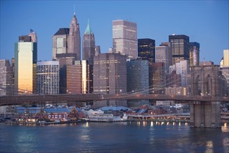 USA, New York state, New York city, Brooklyn Bridge with skyscrapers at night. Photo : fotog