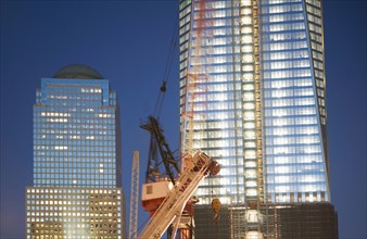 USA, New York State, New York City, crane in front of illuminated skyscrapers. Photo : fotog