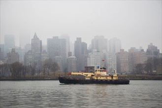 USA, New York State, New York City, cityscape at fog. Photo : fotog