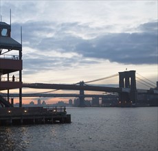 USA, New York State, New York City, Brooklyn Bridge at dusk. Photo : fotog