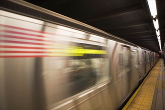 USA, New York State, New York City, blurred motion of subway train. Photo : fotog