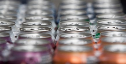 drink cans in a row. Photo : fotog