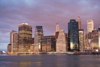 USA, New York State, New York City, cityscape in evening. Photo : fotog