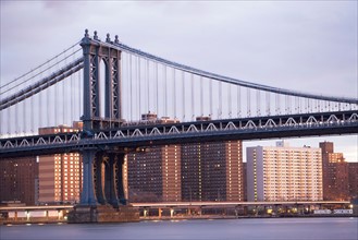 USA, New York State, New York City, bridge with city in background. Photo : fotog