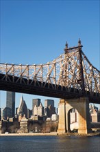 USA, New York State, New York City, bridge with Manhattan in background. Photo : fotog