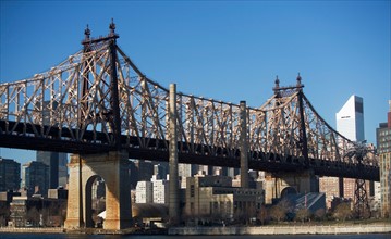 USA, New York State, New York City, bridge with Manhattan in background. Photo : fotog