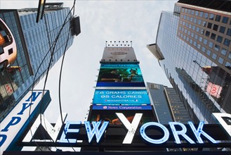 USA, New York State, New York City, low angle view of neon. Photo : fotog