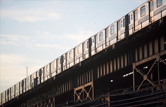 USA, New York State, New York City, low angle view of train. Photo : fotog