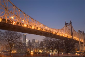 USA, New York State, New York City, illuminated queensboro bridge. Photo : fotog