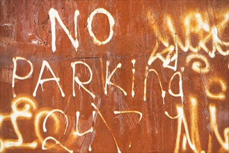 USA, New York State, New York City, no parking text on rusty wall. Photo : fotog