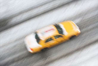 USA, New York State, New York City, blurred motion of yellow taxi. Photo : fotog