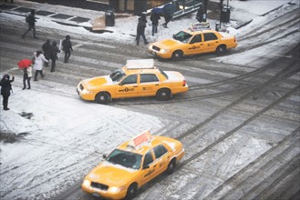 USA, New York State, New York City, crossroad with yellow taxi. Photo : fotog
