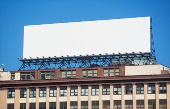 USA, New York, New York City, Blank banner on top of building. Photo : fotog