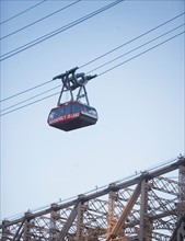 USA, New York, New York City, Manhattan, Queensboro Bridge, Overhead cable car. Photo : fotog