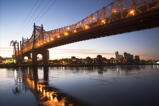 USA, New York, New York City, Manhattan, Queensboro Bridge at dusk. Photo : fotog