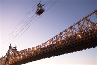 USA, New York, New York City, Manhattan, Queensboro Bridge, Overhead cable car at dusk. Photo :