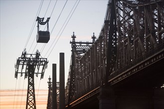 USA, New York, New York City, Manhattan, Queensboro Bridge, Overhead cable car at dusk. Photo :