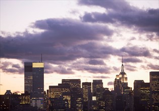 USA, New York, New York City, Manhattan, Skyline at dusk. Photo : fotog