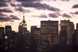 USA, New York, New York City, Manhattan, Skyline at dusk. Photo : fotog