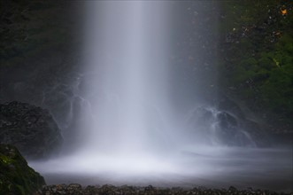 USA, Oregon, Marion County, Waterfall mist. Photo : Gary Weathers