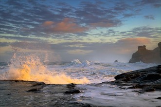 USA, Oregon, Lincoln County, Waves. Photo : Gary Weathers