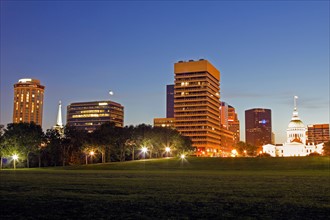 USA, Missouri, St Louis, Cityscape at night. Photo : Henryk Sadura