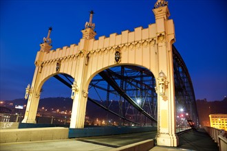 USA, Pennsylvania, Pittsburgh, Old bridge at night. Photo : Henryk Sadura