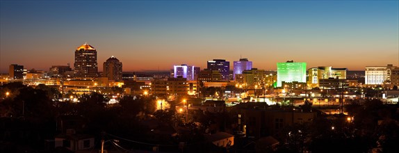 USA, New Mexico, Albuquerque, Panoramic cityscape at dusk. Photo : Henryk Sadura