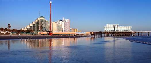 USA, Florida, Daytona Beach, Pier and blue sky. Photo : Henryk Sadura