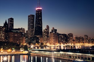 USA, Illinois, Chicago skyline at dusk. Photo : Henryk Sadura