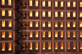USA, Illinois, Chicago, Detail of illuminated building. Photo : Henryk Sadura
