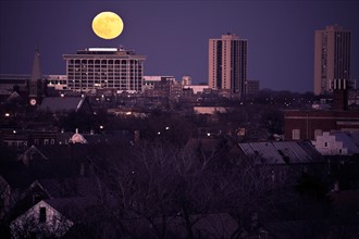 USA, Illinois, Chicago skyline with full moon. Photo : Henryk Sadura