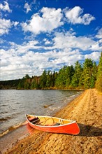 Canada, Ontario, Algonquin Park, Canoe on beach. Photo :  Elena Elisseeva