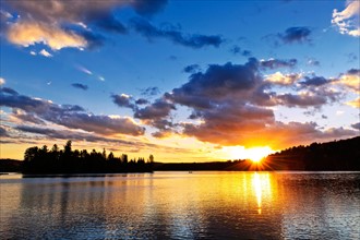 Canada, Ontario, Algonquin Park, Scenic sunset over lake. Photo :  Elena Elisseeva