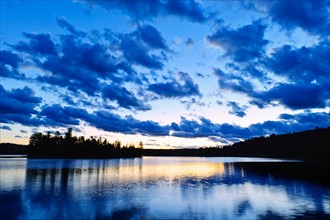 Canada, Ontario, Algonquin Park, Scenic sunset over lake. Photo :  Elena Elisseeva