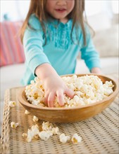 Small girl  (4-5 years) eating popcorn. Photo : Jamie Grill