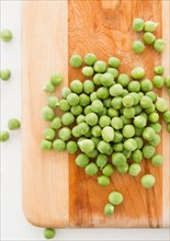Close up of green peas on cutting board, studio shot. Photo : Jamie Grill