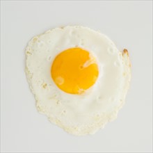 Close up of fried egg, studio shot. Photo : Jamie Grill