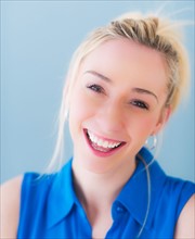 Portrait of smiling young woman, studio shot. Photo : Daniel Grill