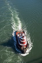 USA, New York, New York City. Tugboat on river. Photo : fotog